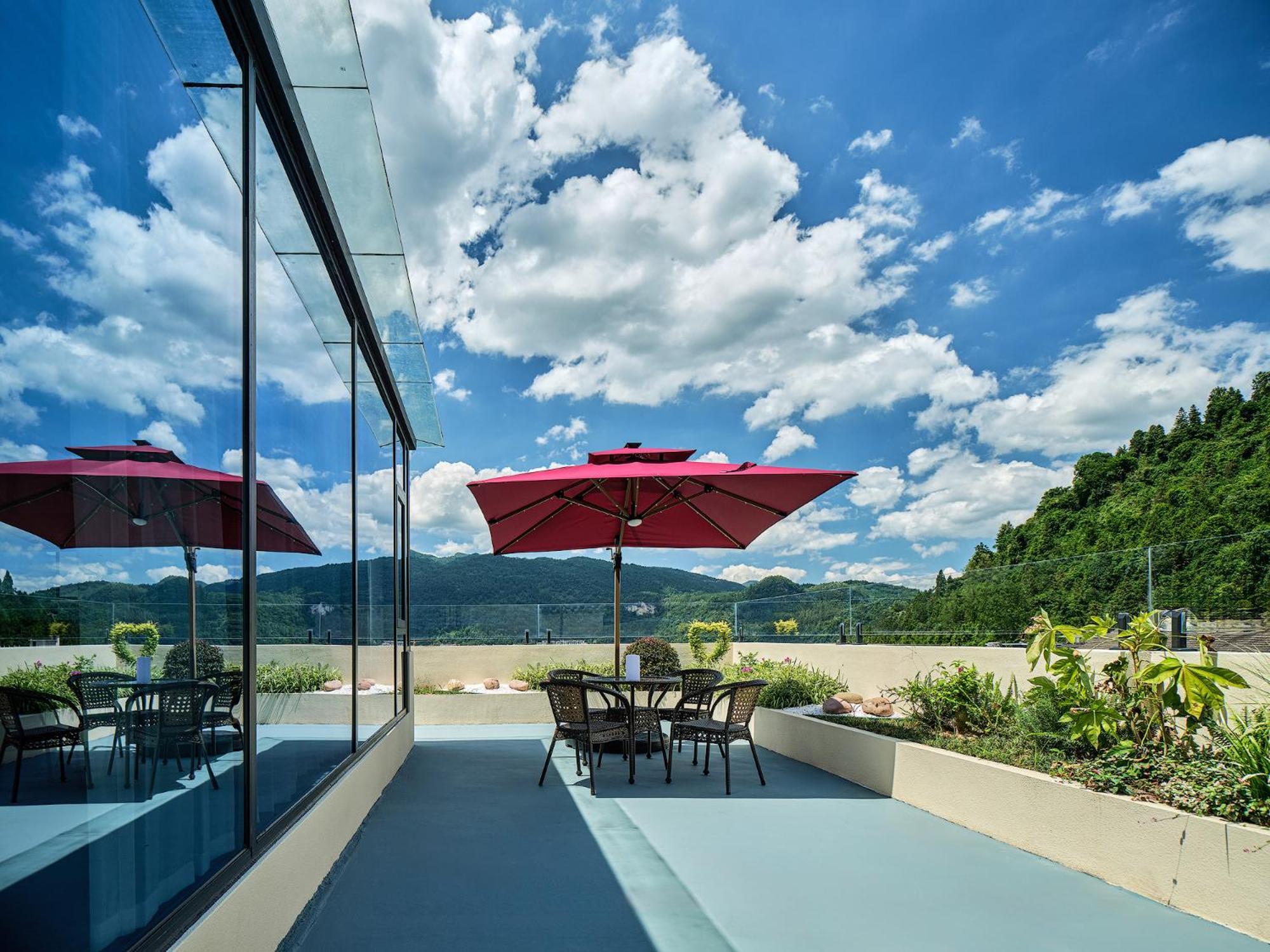 Zhangjiajie Utopia Hotel--Free One Way Pick Up Service Over 2 Nights Exterior photo