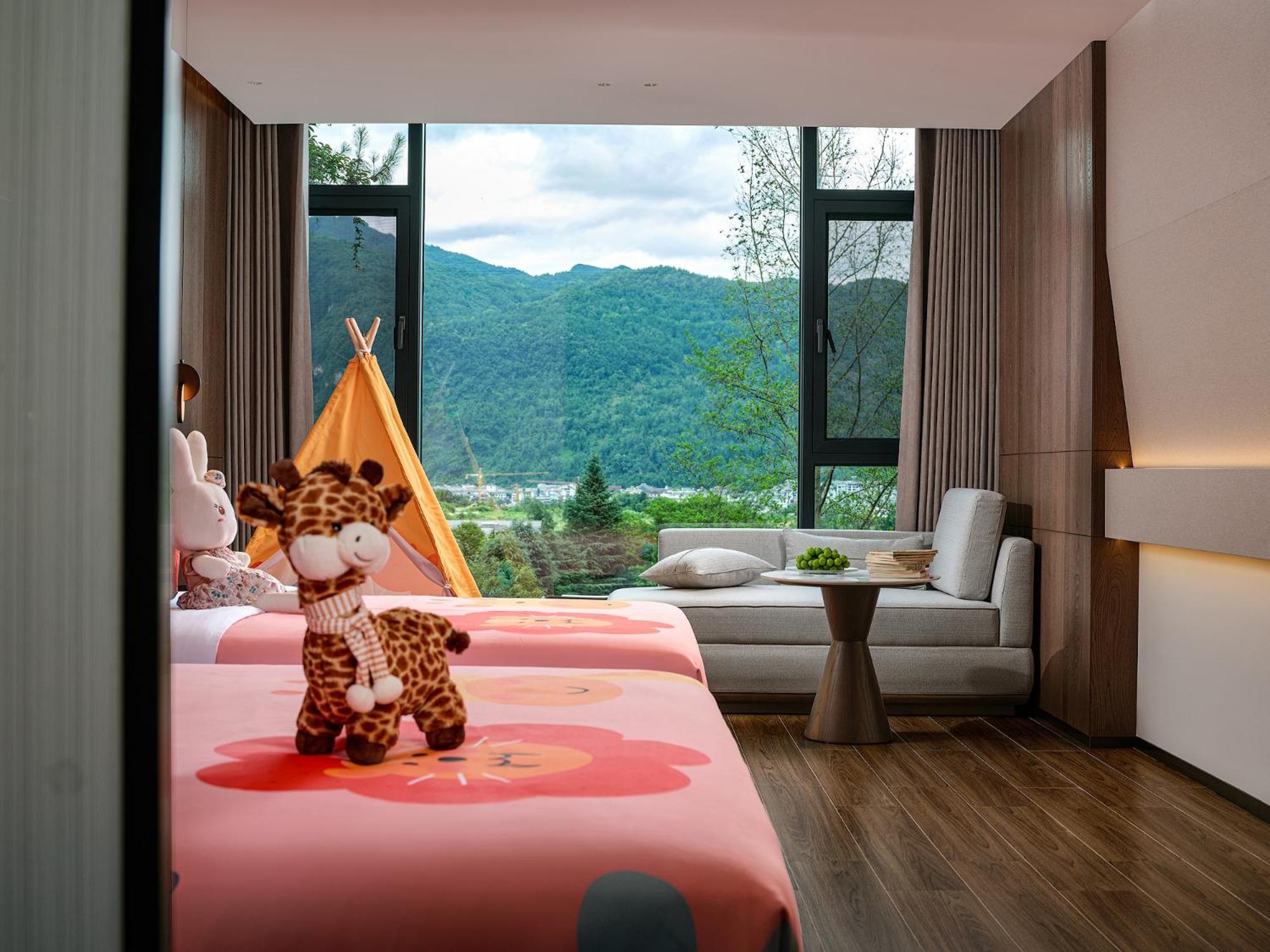 Zhangjiajie Utopia Hotel--Free One Way Pick Up Service Over 2 Nights Exterior photo